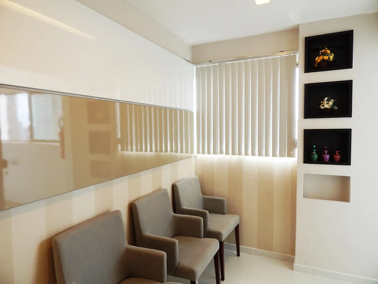 Sala de espera vacía de un consultorio